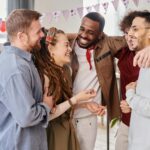 groep mensen in logeerhuis of gezinshuis